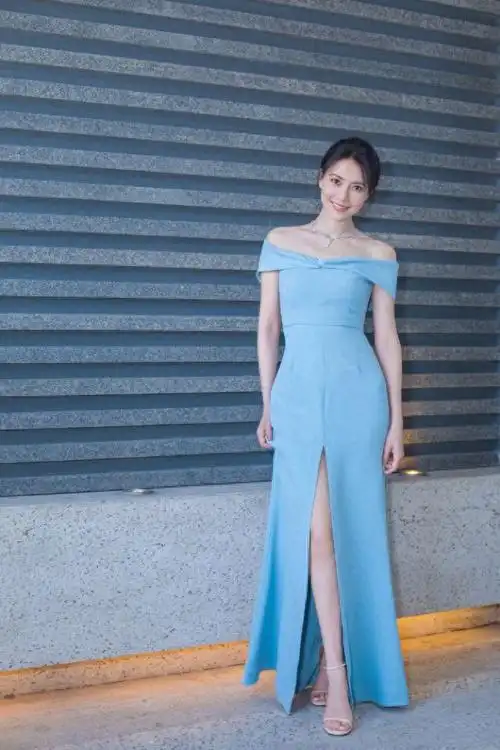 高圆圆还是长发最美,简单穿蓝色衬衫连衣裙亮相,根本不用凹造型