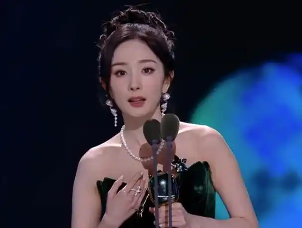 当37岁杨幂和44岁秦岚同框,我才彻底明白,什么叫顶级骨相