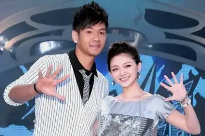 周渝民和大s分手后,在节目里控诉:我听到她高跟鞋的声音就害怕