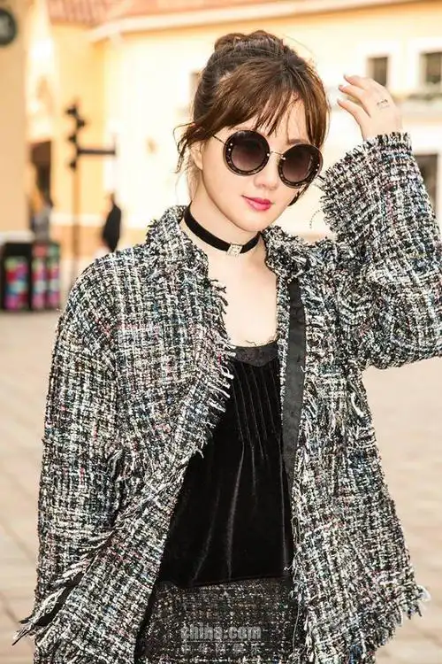 写真中所见,孟瑶一身小香风出街,优雅百搭的西装半裙套装下,惹人艳羡