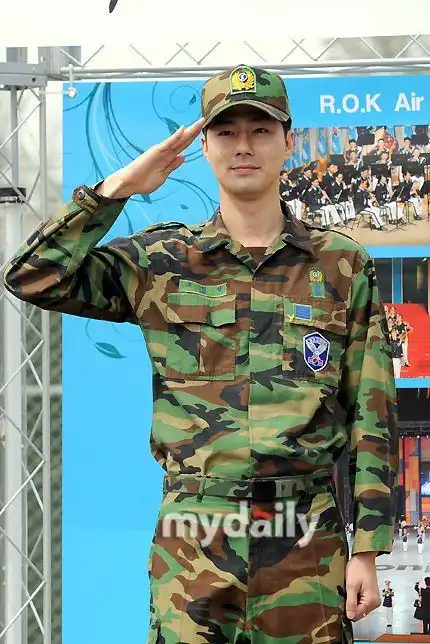 曾经与乔妹合作过《那年冬天风在吹》的赵寅成,穿上军装也是帅帅. .