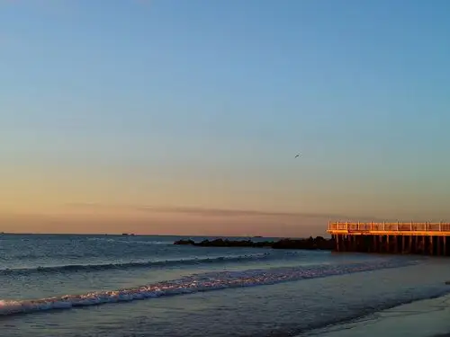 秦皇岛海边的日出,向一团火球,从海里缓缓升出,美丽,壮观.