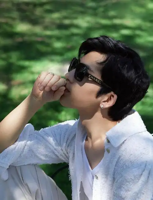 井柏然夏日绿野写真曝光 穿白衬衫低头沉思少年感十足