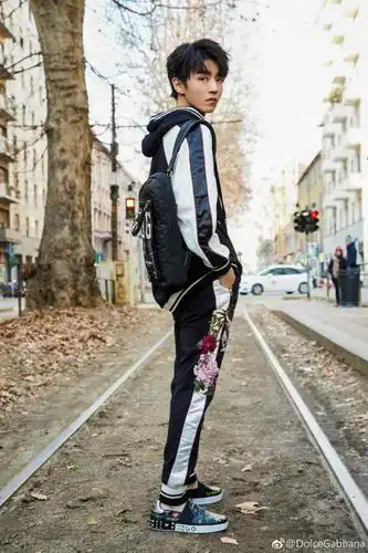 米兰街头的帅哥王俊凯频频引起路人惊呼,大概是天神下凡吧.