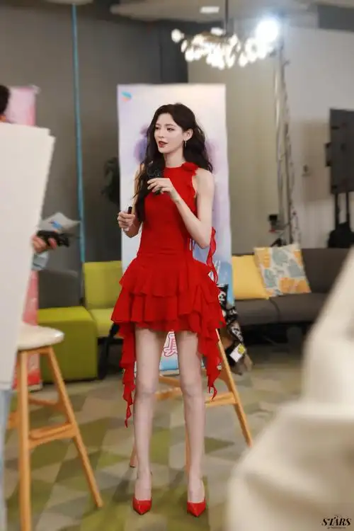 姐姐的腿～  请自行查收    9499@张予曦    #张予曦瑶身一变##猜