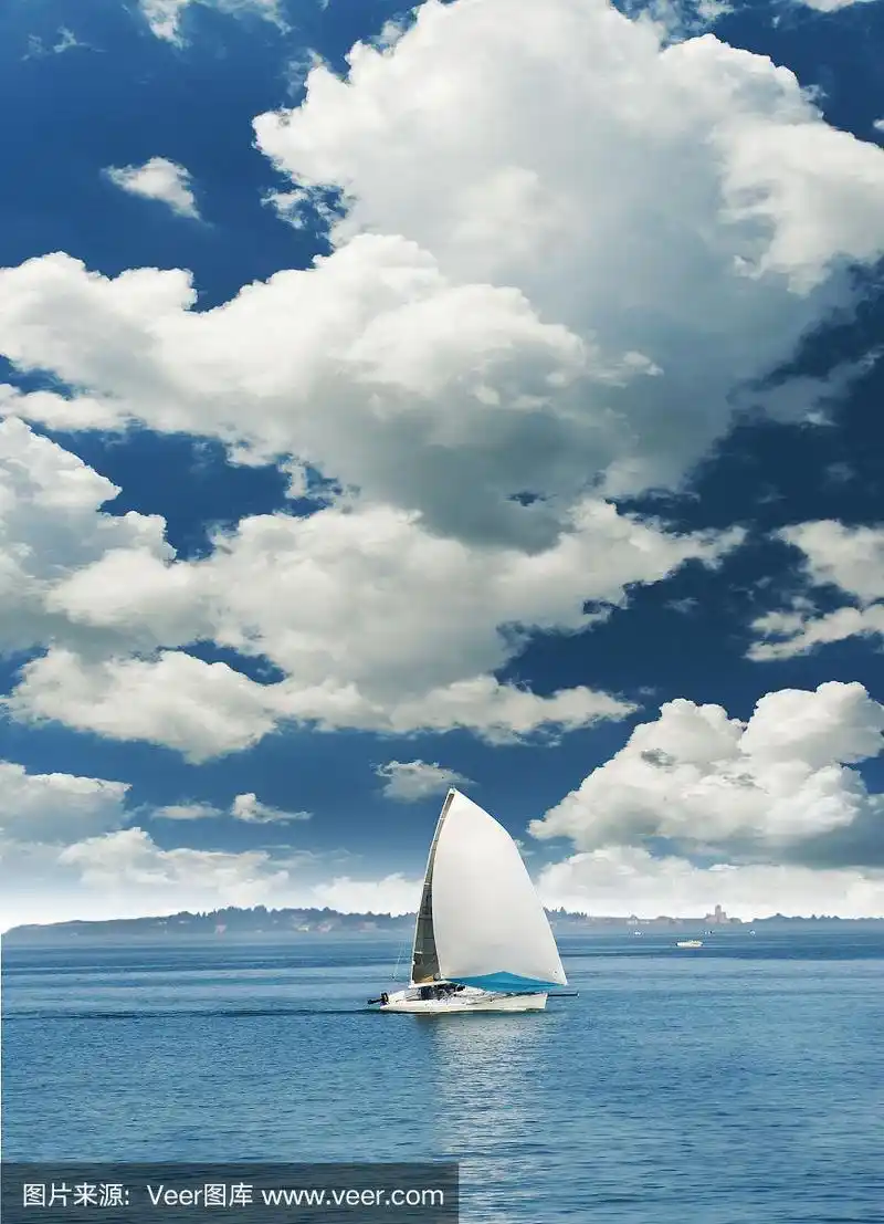 大海上的帆船和蓝天