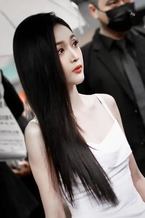 粉丝镜头下的吴宣仪一身白色吊带露背长裙甜美知性清丽可人