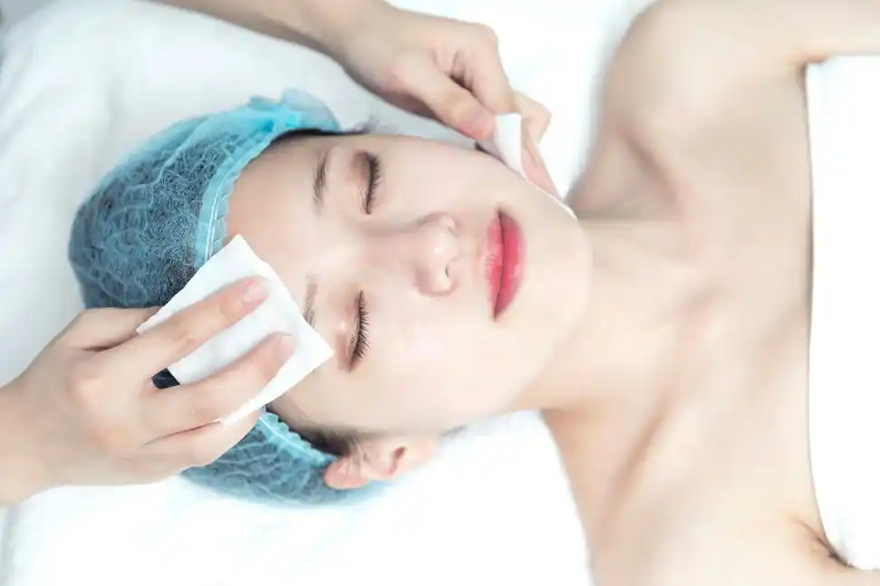 美容院里美容师给做面部清洁图片