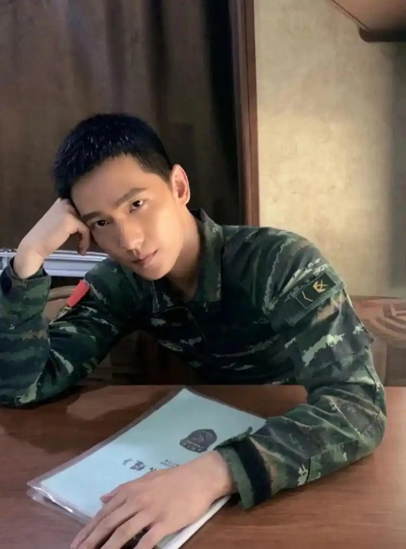 杨洋才是寸头天花板!