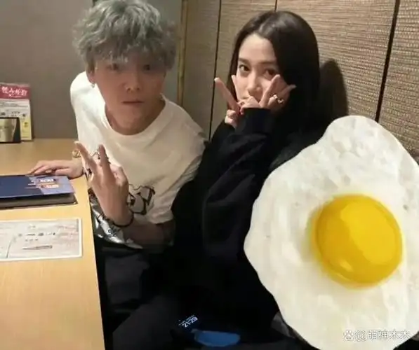 老妻模式,关晓彤在外拍戏,鹿晗看似没有参与,但还是被人发现行程重叠