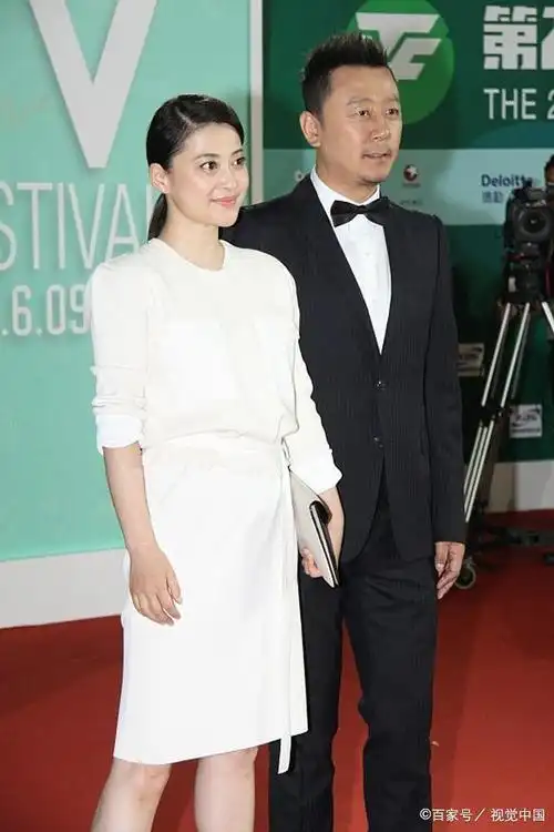 梅婷晒与冯远征合照,看起来满脸笑容,但那段童年阴影却挥之不去