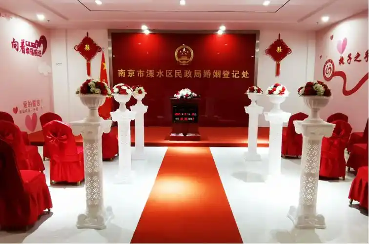 "这里环境很好,办理登记流程很畅顺,不到15分钟就领了证!