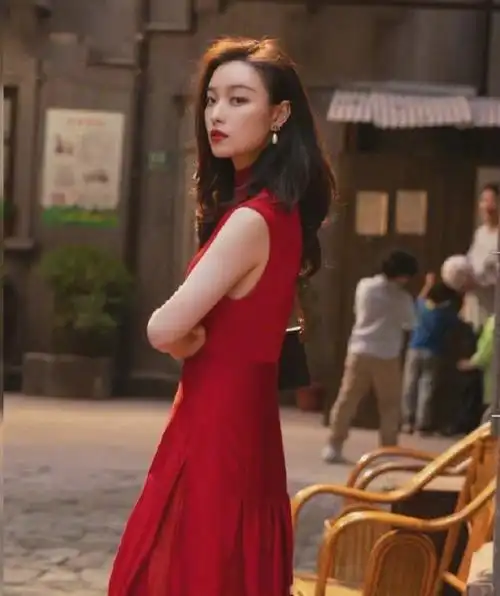 就冲倪妮这一袭红裙杀流金岁月这部剧我追定了
