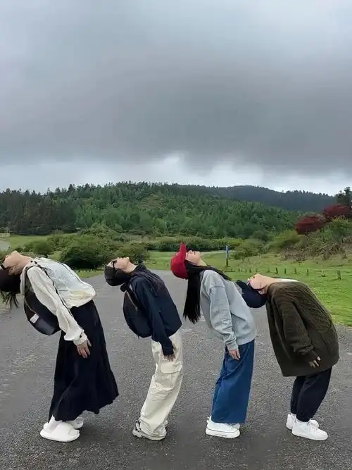 别再傻傻站成一排了!四人行拍照姿势大揭秘