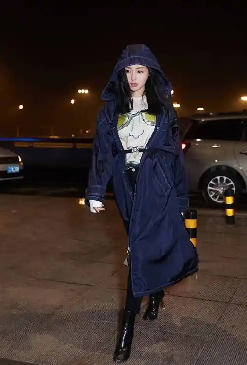 张天爱的机场街拍随便一拍都能凹出完美造型,气场强大霸气十足!