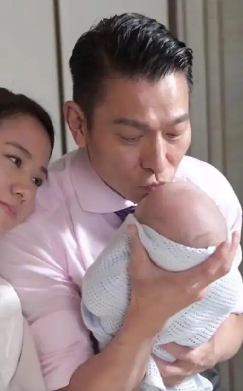刘德华在片场做鬼脸哄宝宝,又亲又抱手法娴熟,林嘉欣满脸幸福