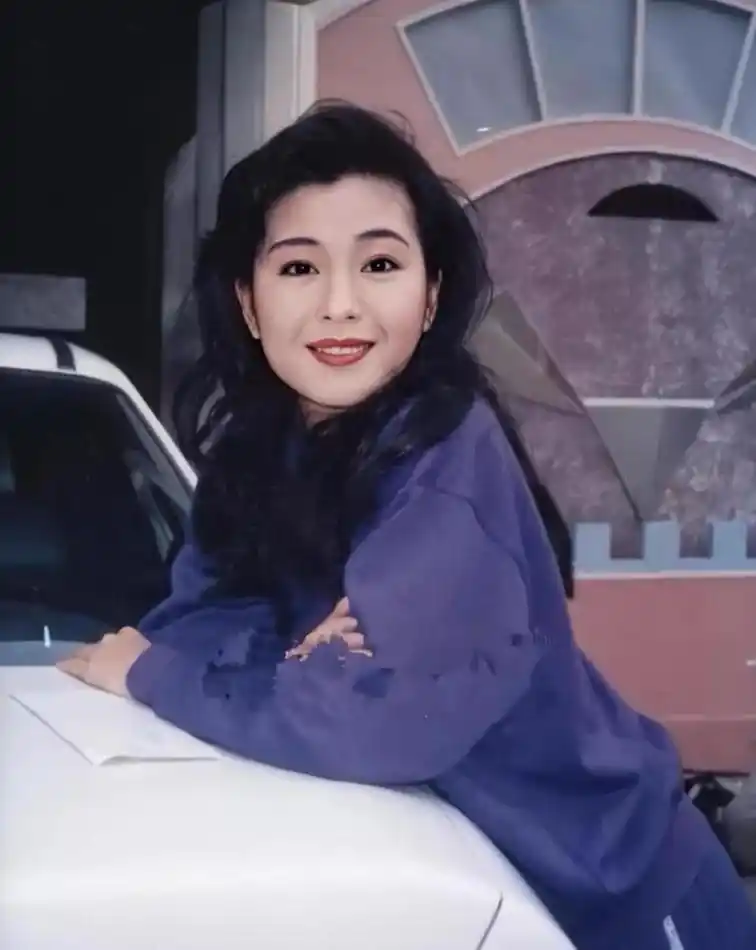 新婚13天就丧夫,打了10年官司,亚姐伍咏薇是如何一步步改命的?