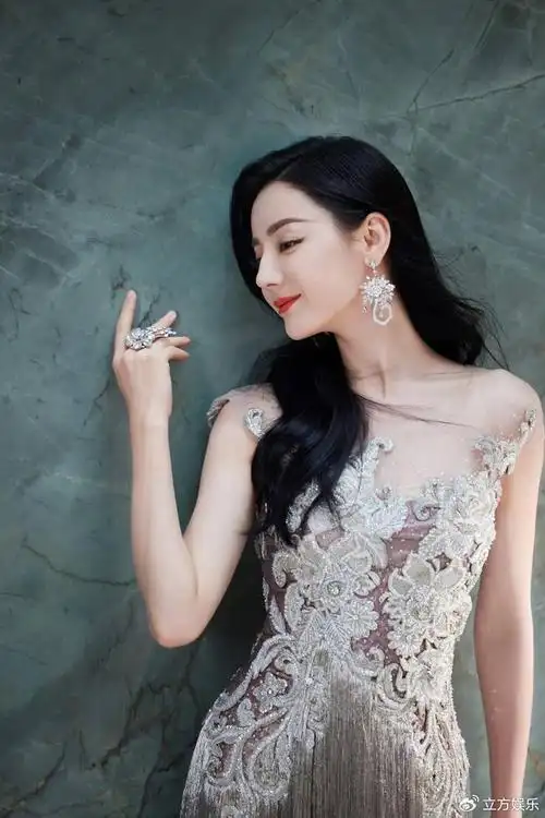 迪丽热巴穿银色流苏裙又仙又美 身材性感凹凸有致|流苏裙|迪丽热巴