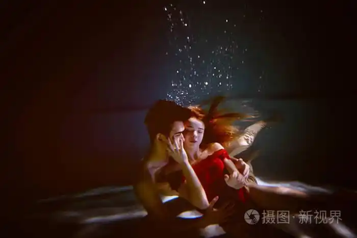 拥抱的恩爱夫妻.爱和亲密的感情.软焦点