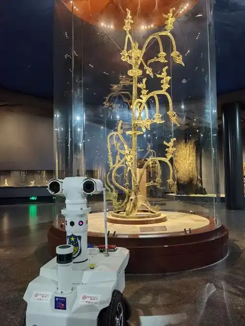 在三星堆博物馆通天神树展馆执勤的"5g机器人"