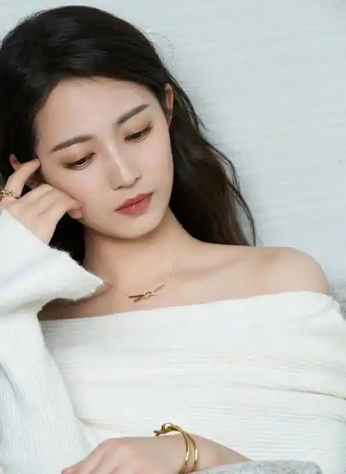 女星陈钰琪时尚造型:靓丽甜美,五官精致