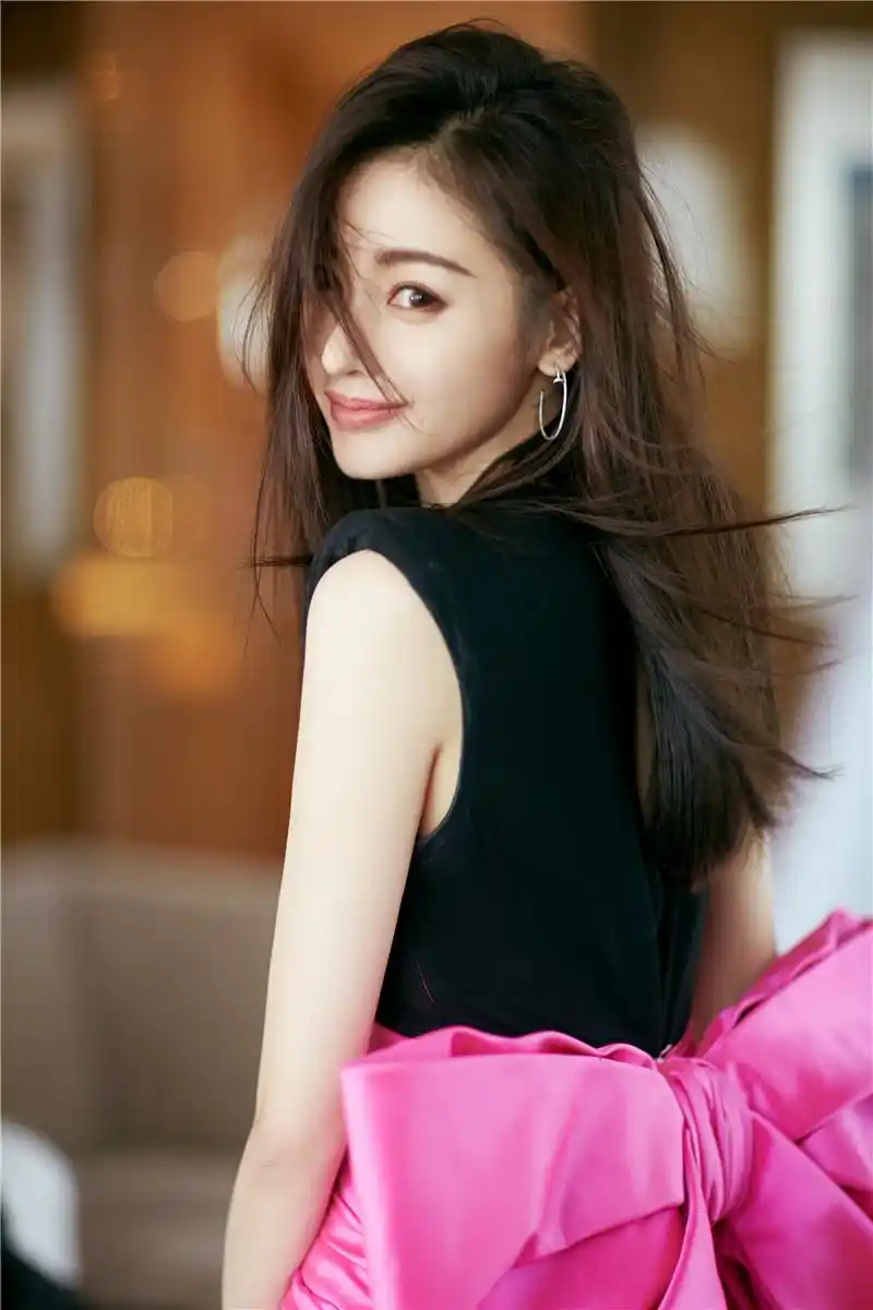 张天爱亮相电视剧品质盛典 优雅灵动俏皮可爱