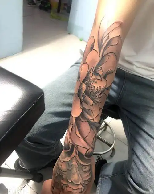 般若花手小臂牡丹纹身图片_手臂新传统纹身图案