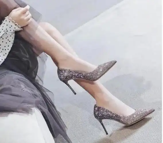 女生一般是要学会穿高跟鞋的.