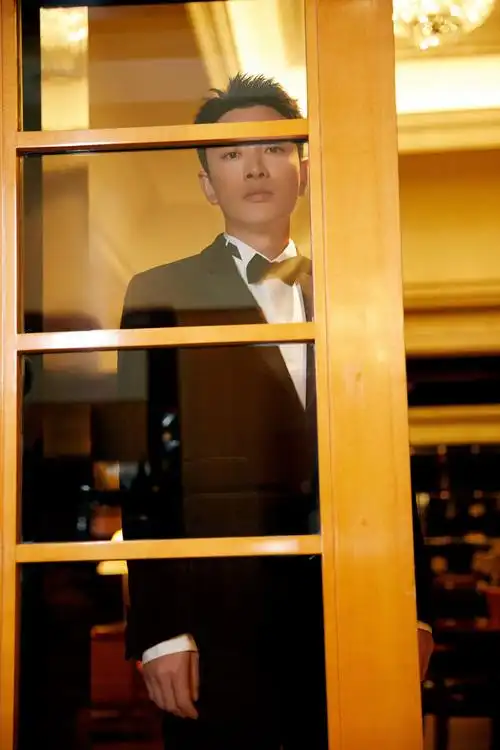 贾乃亮穿起西装在镜头前的帅气也是令人抵挡不住