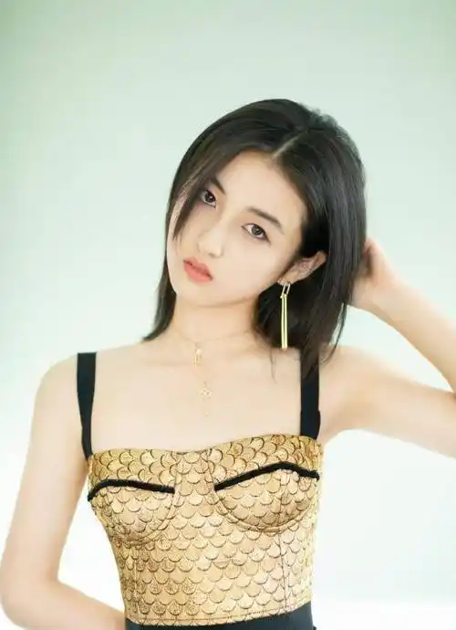 张子枫自带高级感,才18岁穿"龙鳞"吊带裙,美到让人心动_黑色_少女