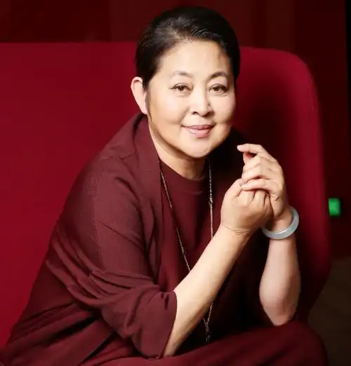 倪萍和现任丈夫杨亚洲恩爱有加,虎子也在母爱的保驾护航下健康长大了.