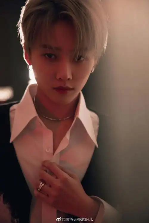 刘雨昕超感星电音九宫格花絮照##刘雨昕超感星电音白衬衫造型