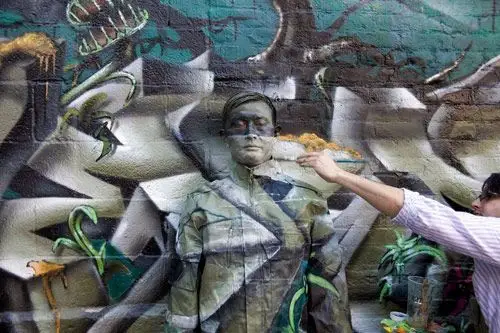 艺术家:刘勃麟 中国行为艺术家