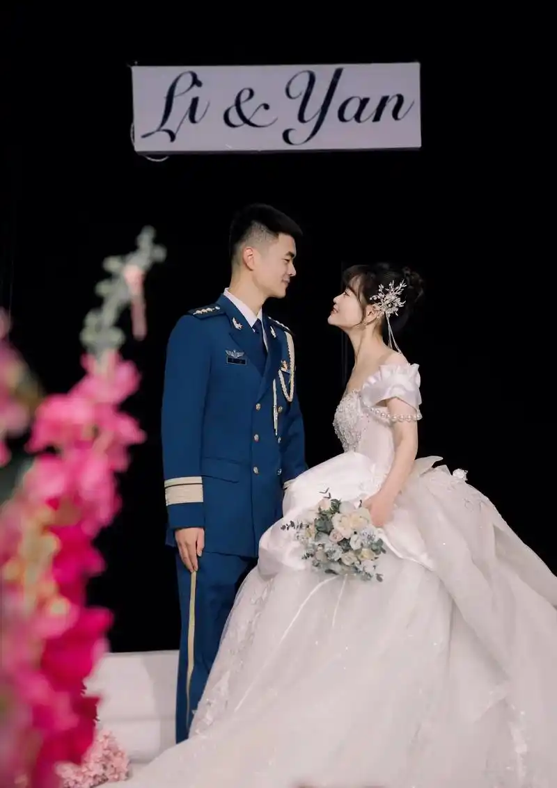 你们要的兵哥哥婚礼现场照片来啦#军人婚礼#飞行员#军嫂#婚礼 - 抖音
