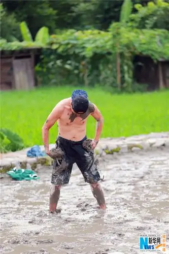 "爸爸3"众老爸变泥人 胡军秀胸肌诺一抓泥鳅