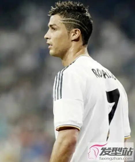 男生两道杠刻痕发型 吸睛帅气潮男都这样剪