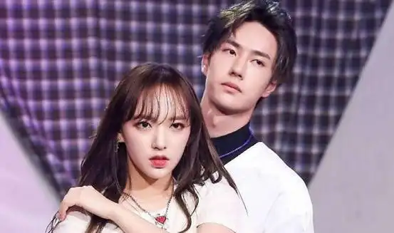 王一博和程潇同一家公司的艺人,他俩其实是师兄妹的关系.