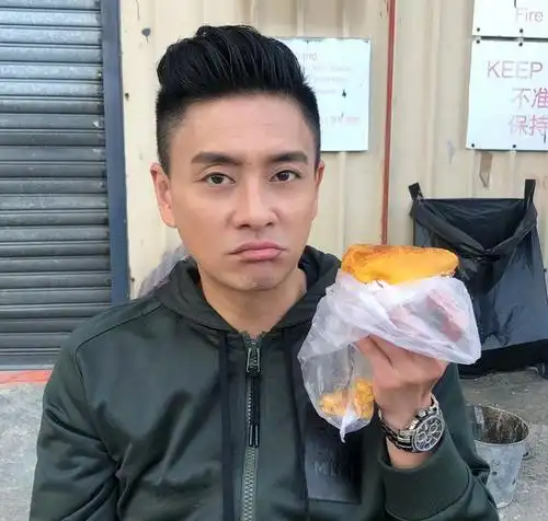 四十岁黄宗泽酷爱背头头型两边铲光很清新尽显轻熟酷帅感