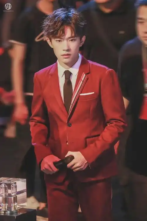 喜气洋洋的样子谁不喜欢,况且红色是易烊千玺的应援色呢~__财经头条