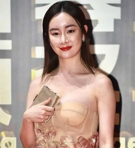 张檬近照曝光,脸部僵硬,丰满的上围,让人看了直流口水,真不敢相信这真