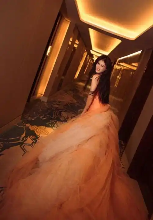 袁娅维出席活动,身穿抹身材裙,展现出自己优美的曲线和自信的气场