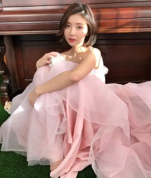 豆得儿穿粉裙甜美可人,剪短头发像换张脸,难怪曾能迷倒王思聪