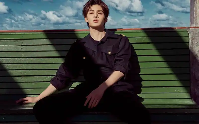 朱正廷英伦风帅气桌面壁纸