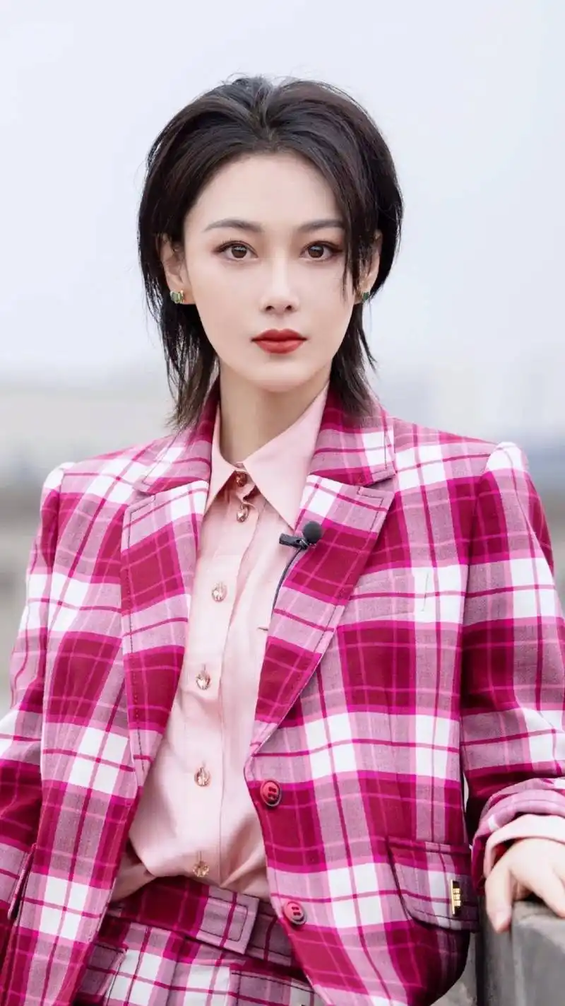 张馨予那么漂亮,书法功力也了得,确有书法天赋,不服不行!