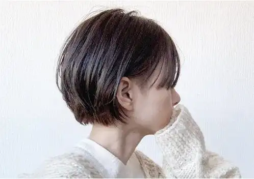 女生碎发刘海露耳短发发型