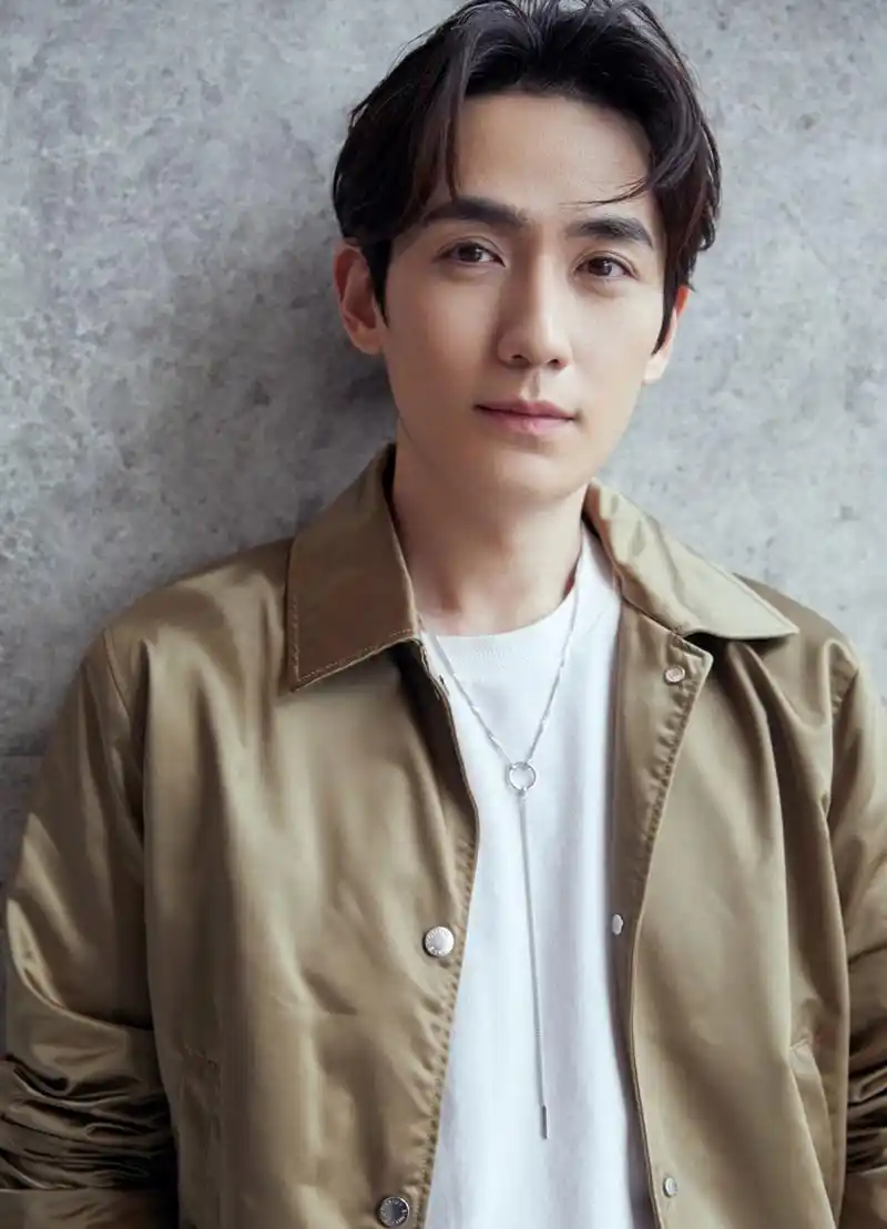 朱一龙是一位备受关注的年轻演员,他的青春活力,阳光帅气形象深受观众