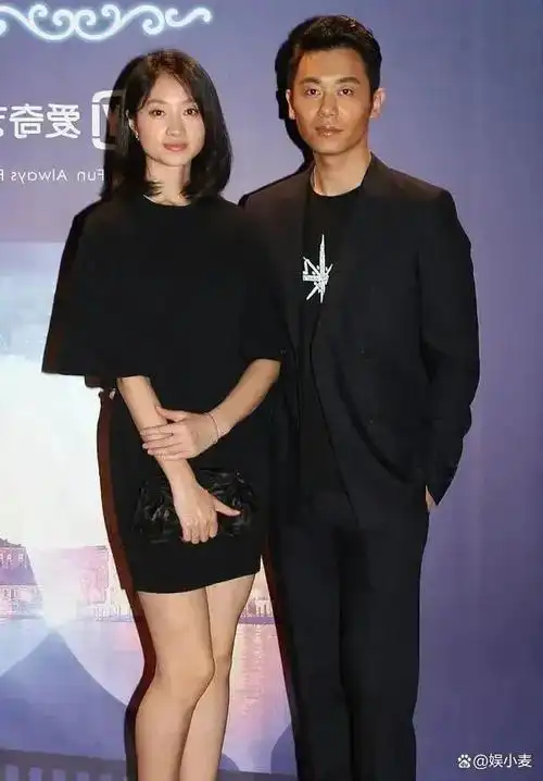 朱亚文和老婆手牵手,像一对男女模特,两人的夫妻相有点严重超标