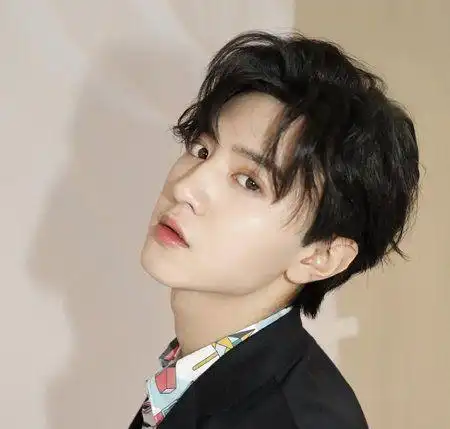 男生梳碎刘海更有活力感年轻男孩碎刘海短发阳光又帅气