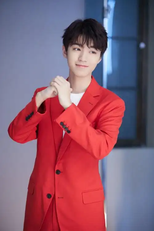 工作室分享红色西装王俊凯美照 提前为宁预热新年气氛