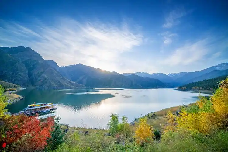 天山天池,是中国新疆维吾尔自治区著名高山湖泊.